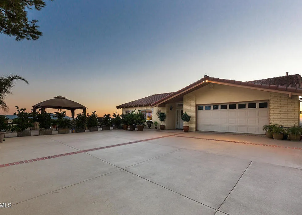 1234 E Tujunga Ave