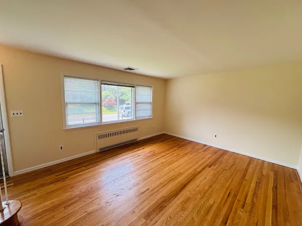 20 Union Ave, Glen Head, NY 11545