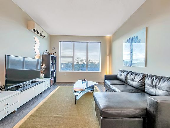 3rd image of 9311 Alexandra Rd #521