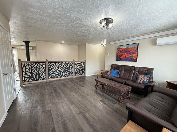 4th image of 94 Cliff Dr