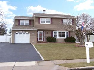 546 Coates Ave, Holbrook, NY 11741