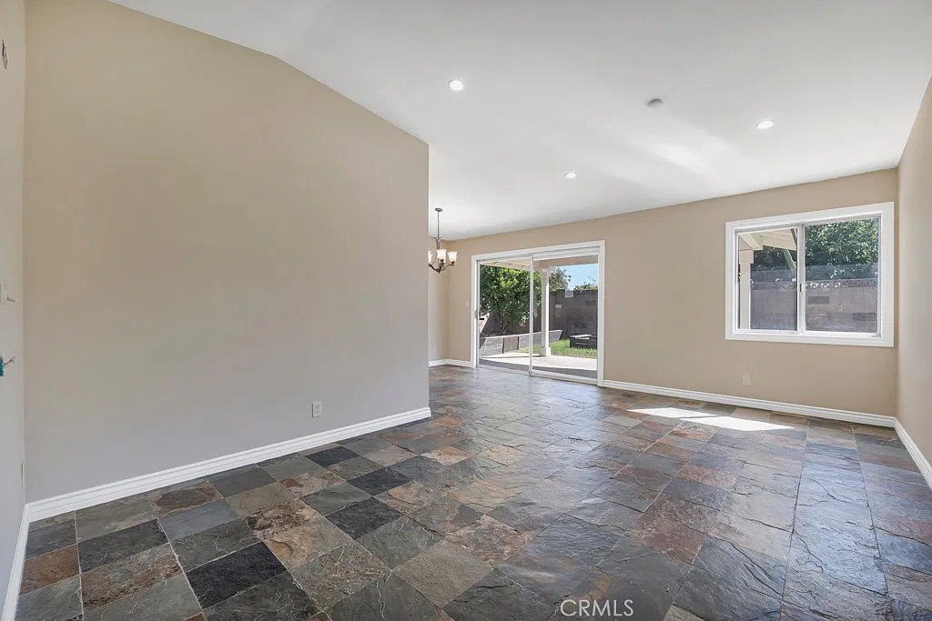3 bed, 1255 sqft, $4,000 — Photo 3