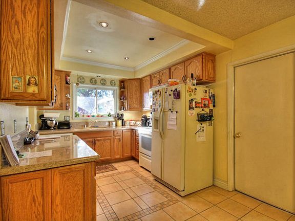 4th image of 472 Safari Dr
