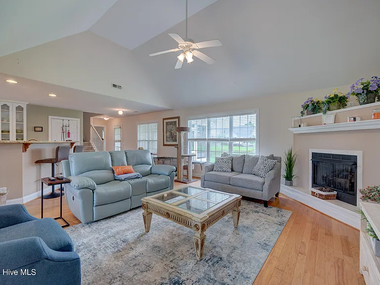 1511 Edgefield Ct — Photo 3