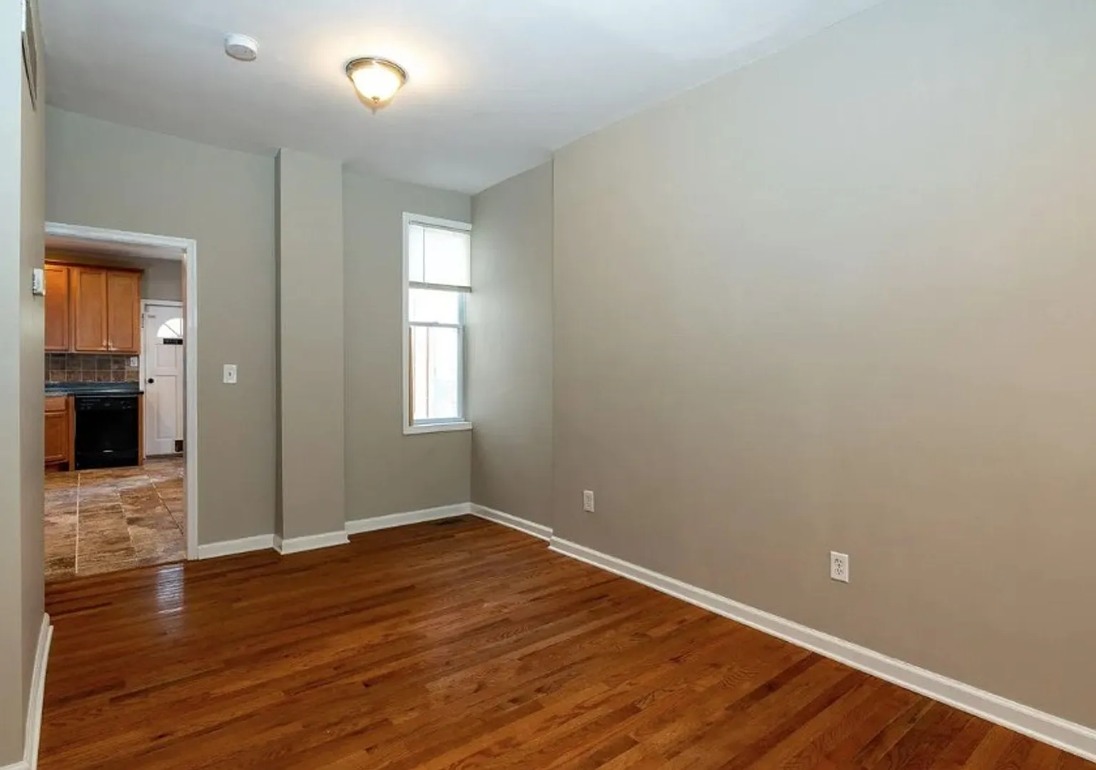 North York Gem | 3 Bed, 1.5 Bath with Hardwood Floors & Central Air! — Photo 3
