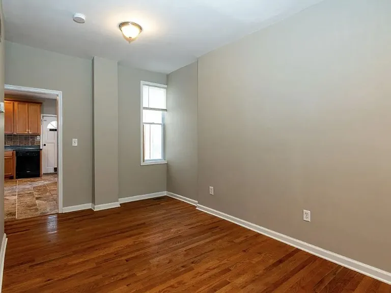 925 N Pine St — Photo 3