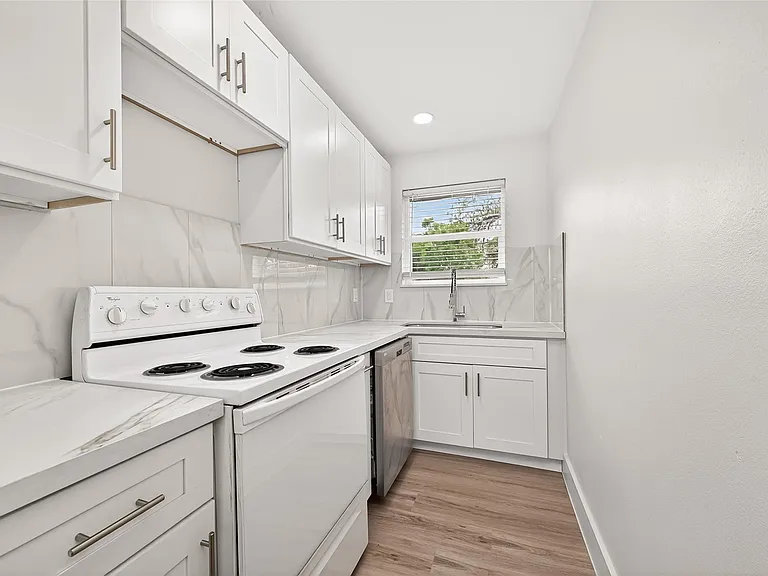 6615 W Montgomery Rd — Photo 14
