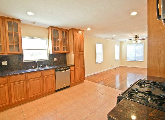 5th image of 307 E Hedding St