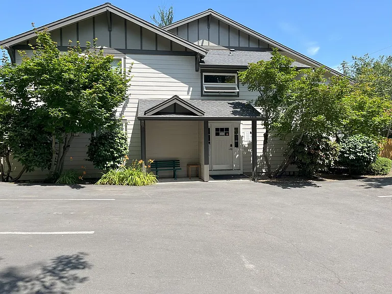 Lovely Main Level 1 Bedroom! Bike storage and 1 assigned parking space included! — Photo 3