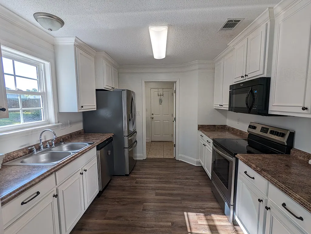 3 bed, 2.0 bath, 1510 sqft, $2,000 — Photo 2
