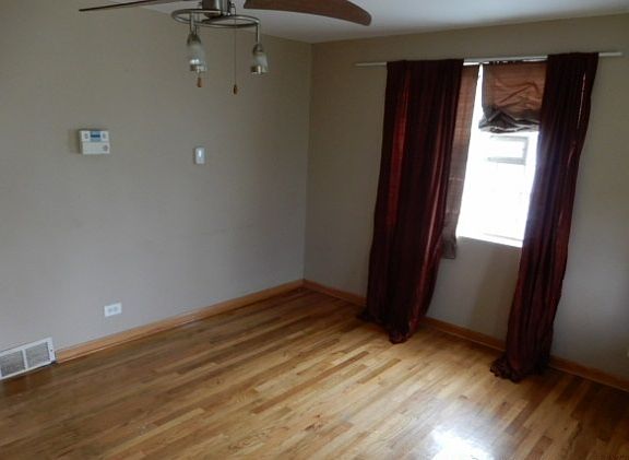 3rd image of 9531 S Oglesby Ave