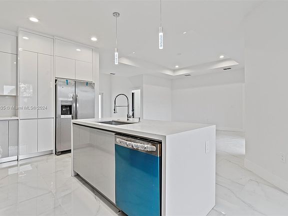 3rd image of 731 Manuel St E