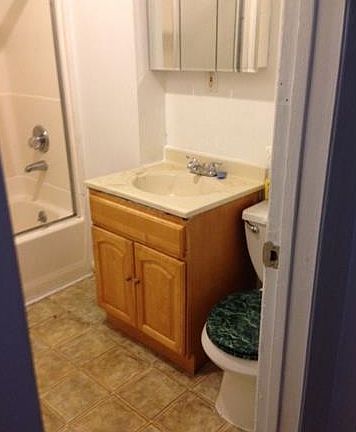 5th image of 117 Stanley Ave APT 1B