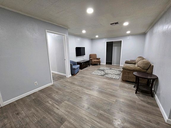 3rd image of 302 Blakeley Dr