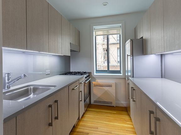 4th image of 101 W 15th St APT 209