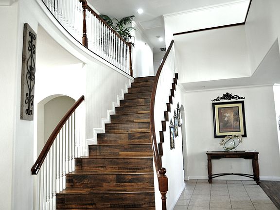 3rd image of 6111 Park Crest Dr