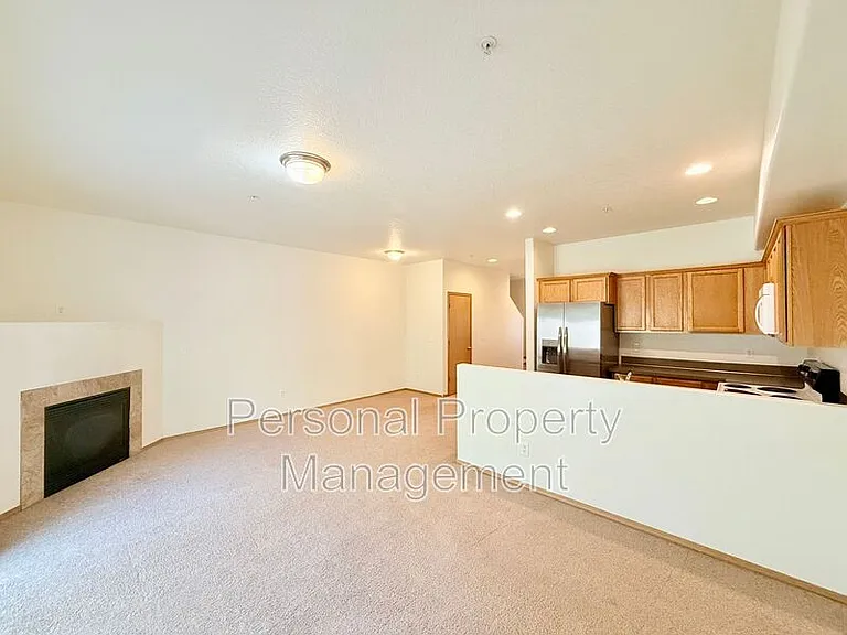 855 NW Ivy St — Photo 3
