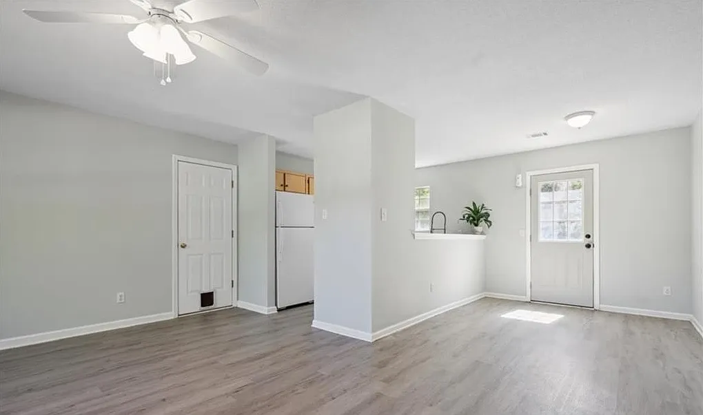 3 bed, 1058 sqft, $1,980 — Photo 3