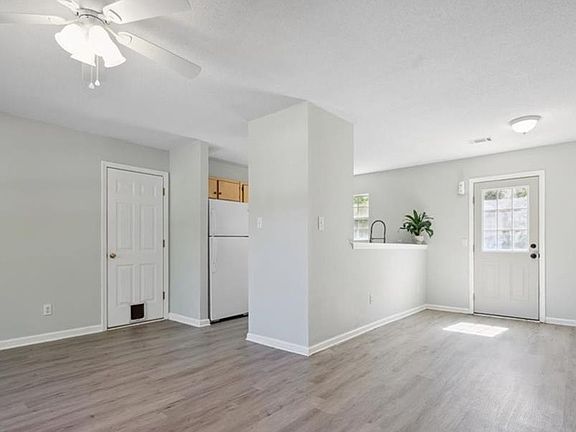 3rd image of 136 Bluelake Blvd