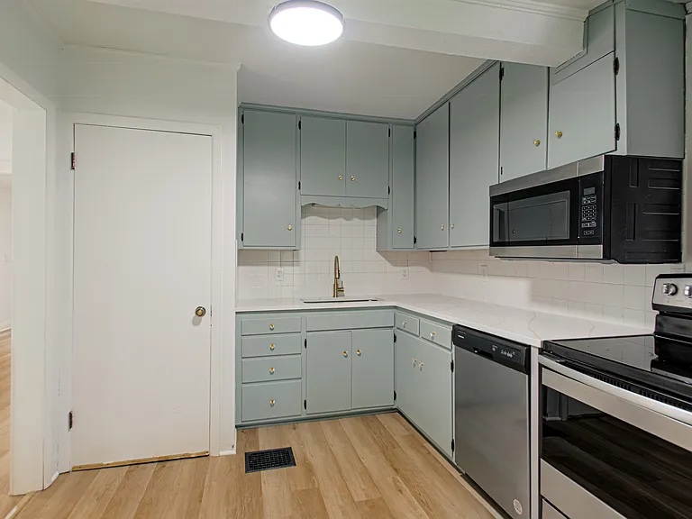 815 W 77th St — Photo 17