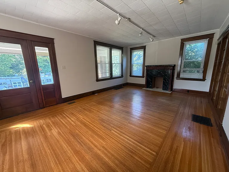 1009 Delta Ave — Photo 7