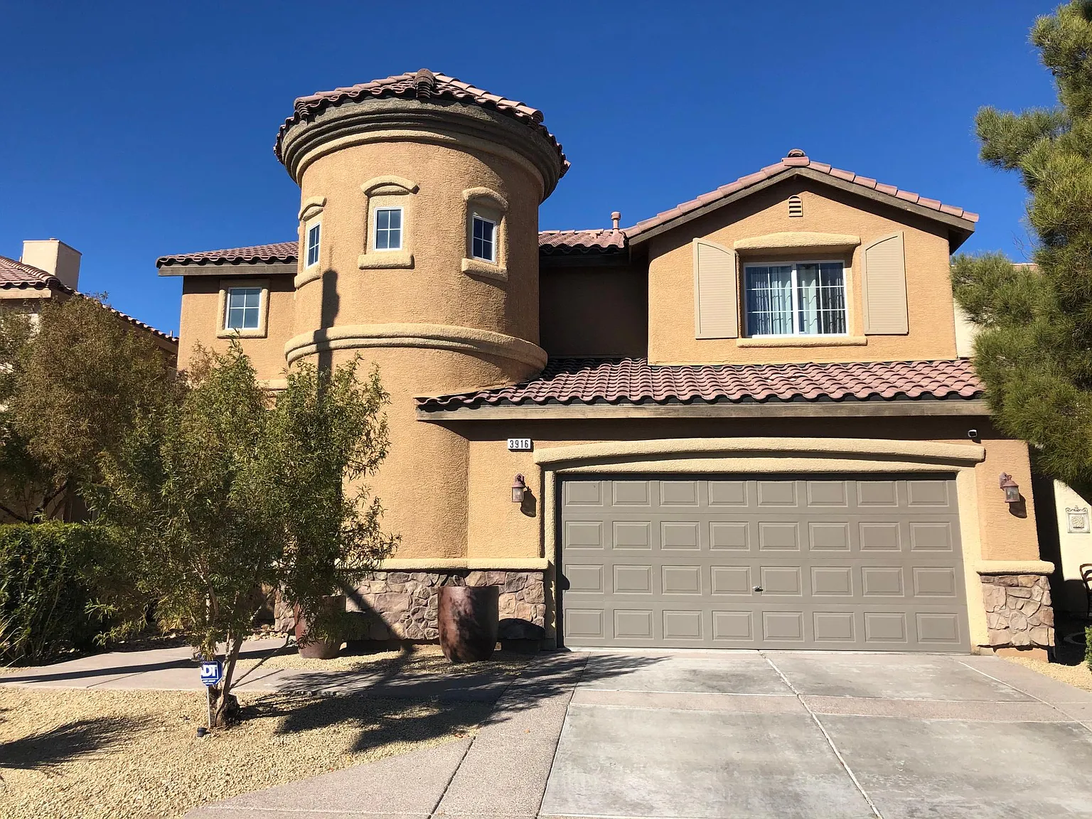 4 bed, 2.5 bath, 2758 sqft, $850 — Photo 1