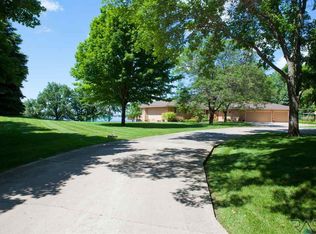 982 S Lake Dr, Watertown, SD 57201