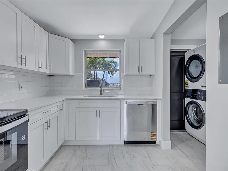 325 Capri Blvd — Photo 58