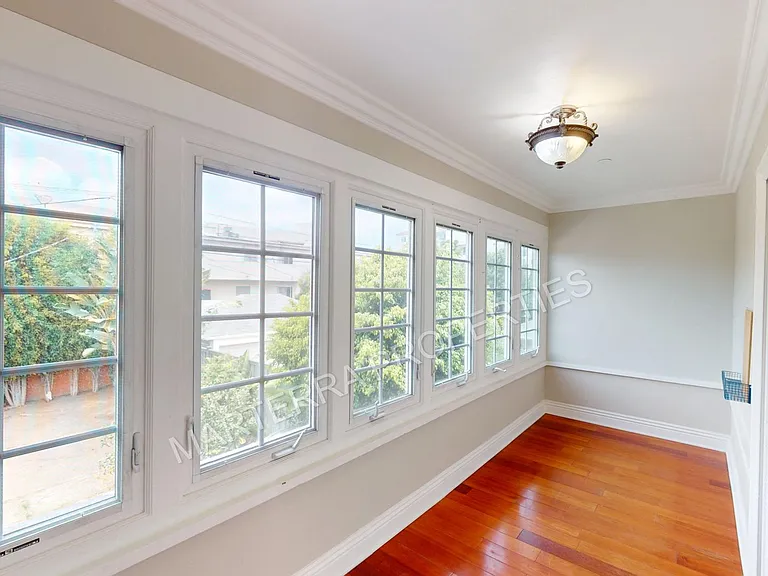 877 S Bronson Ave — Photo 23