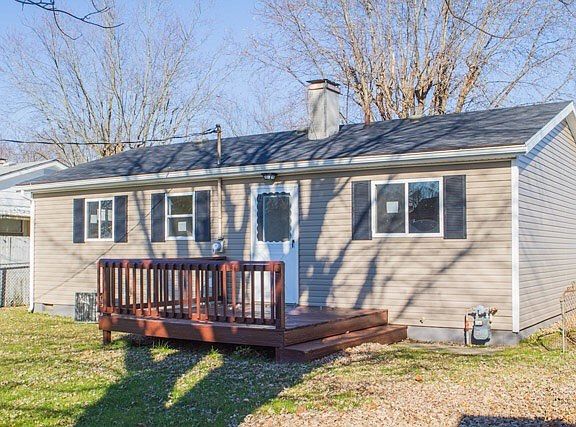 3rd image of 1419 Woodbine Dr