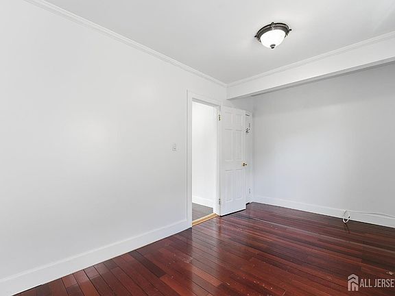 5th image of 122 S Lincoln Ave