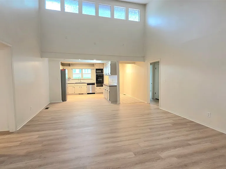 2410 W Driftwood Dr — Photo 3