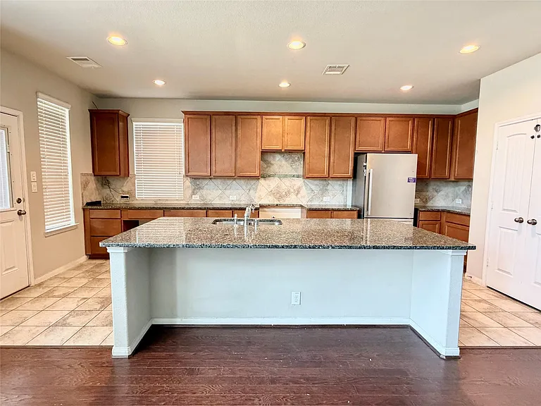 8002 Mesquite Hill Ln — Photo 7