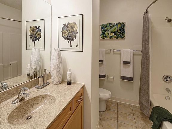 4th image of 901 S Clark St #1220