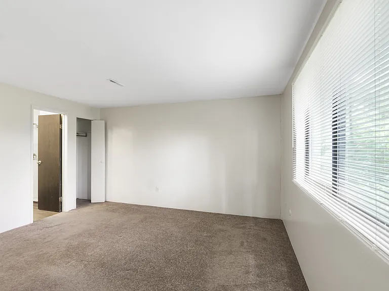 Greenwich Manor Apartments — Photo 64