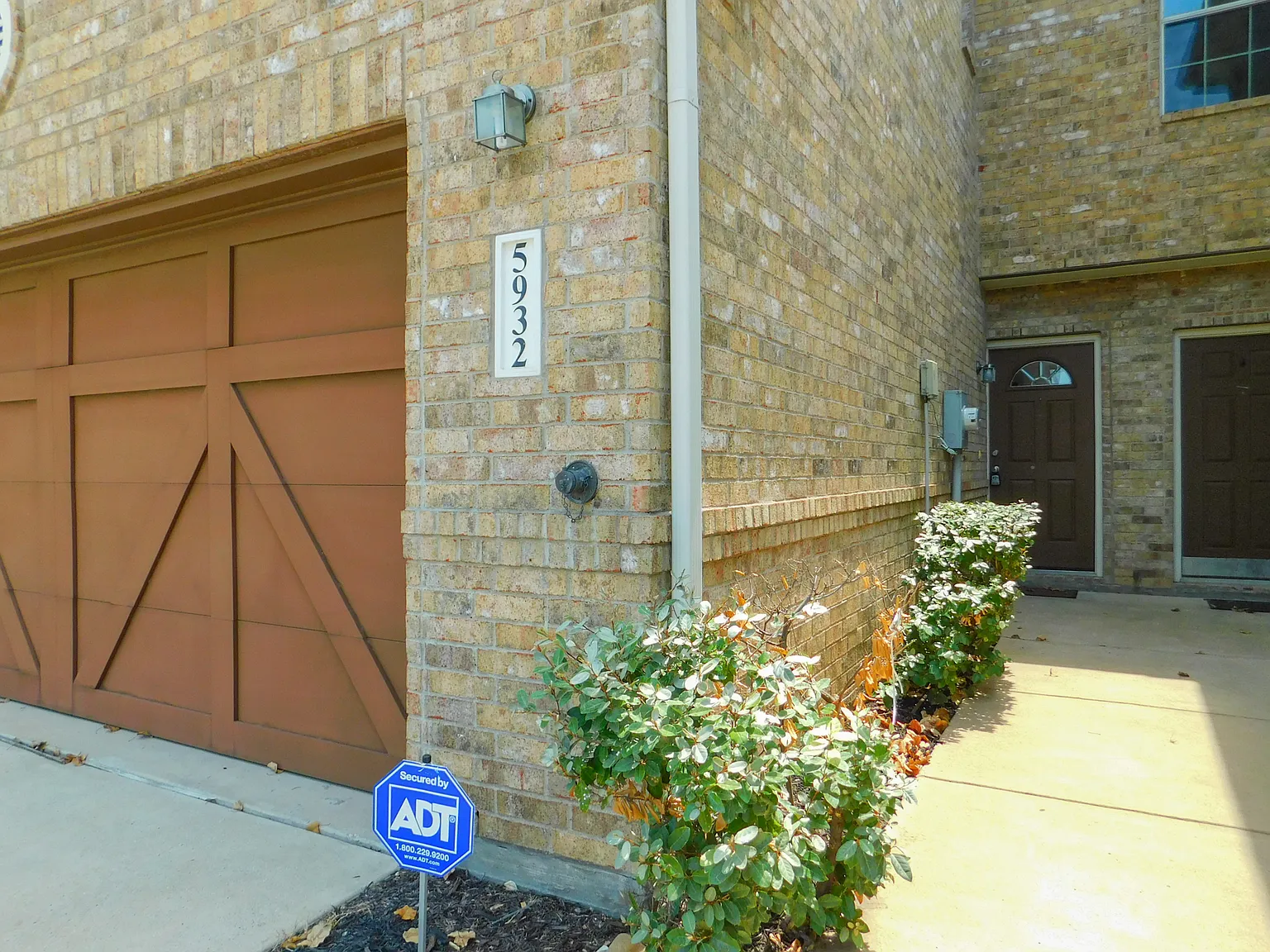 3 bed, 2.5 bath, 1839 sqft, $2,395 — Photo 3