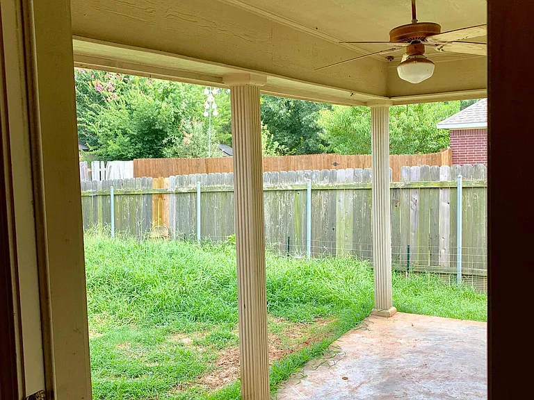 1621 Williamsburg Dr — Photo 3