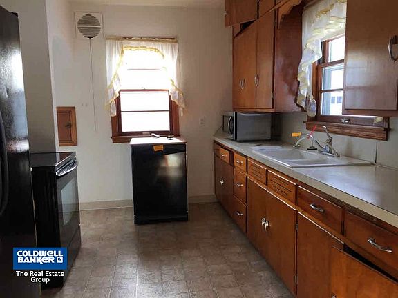 fully applianced kitchen