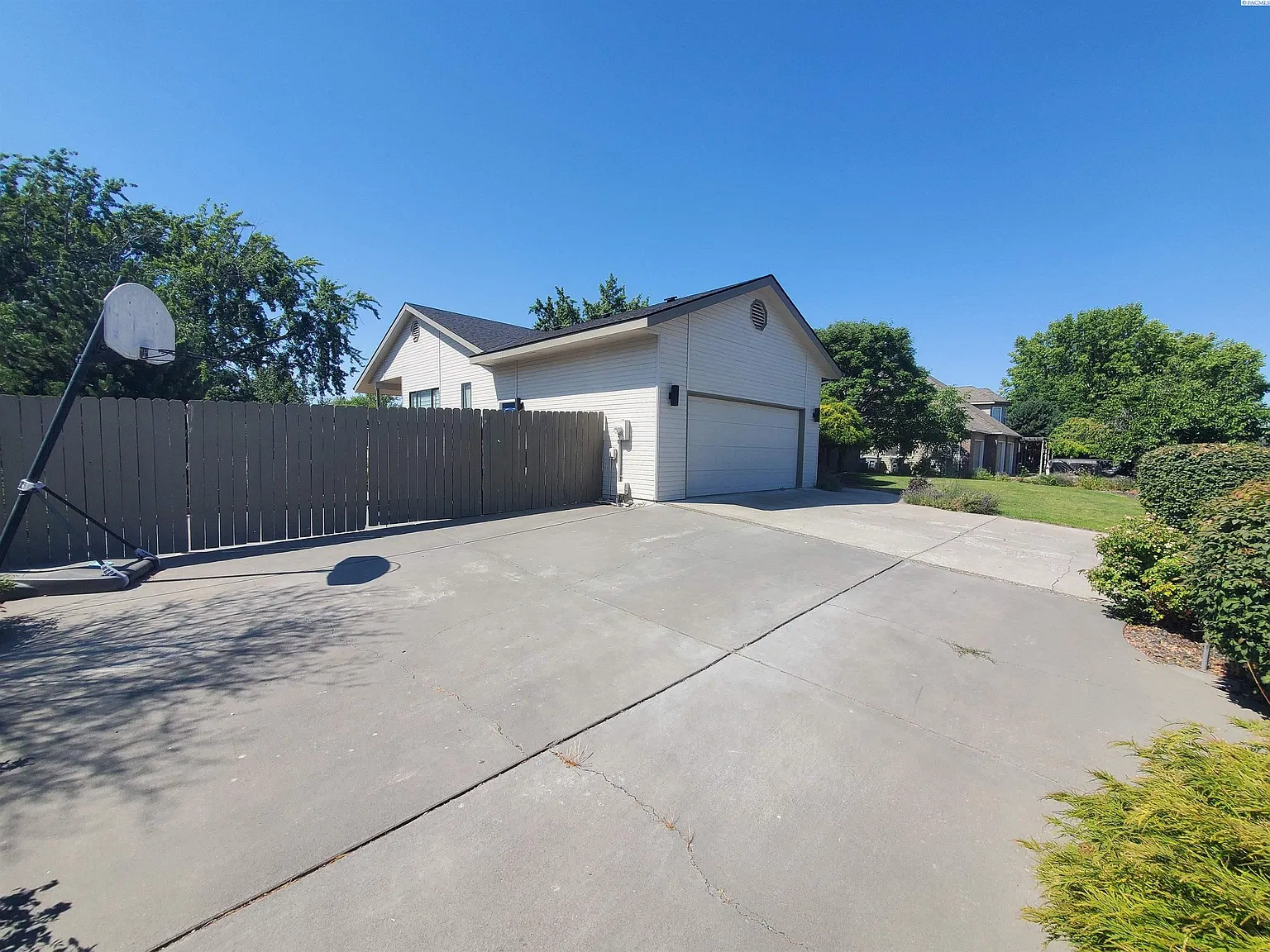 5 bed, 3.0 bath, 3263 sqft, $3,200 — Photo 2