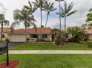 9830 N Oak Knoll Cir, Davie, FL 33324