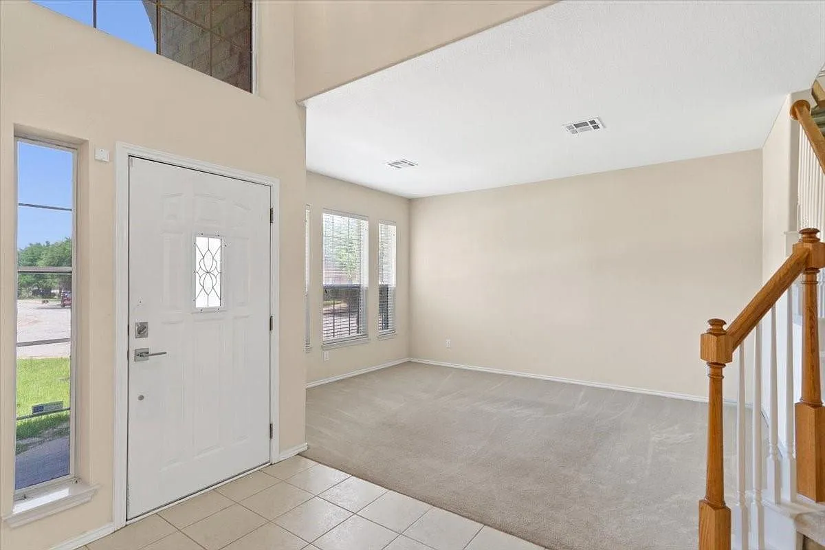 5 bed, 3.0 bath, 3017 sqft, $3,000 — Photo 3