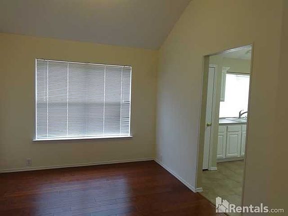 4th image of 1121 Victoria Dr