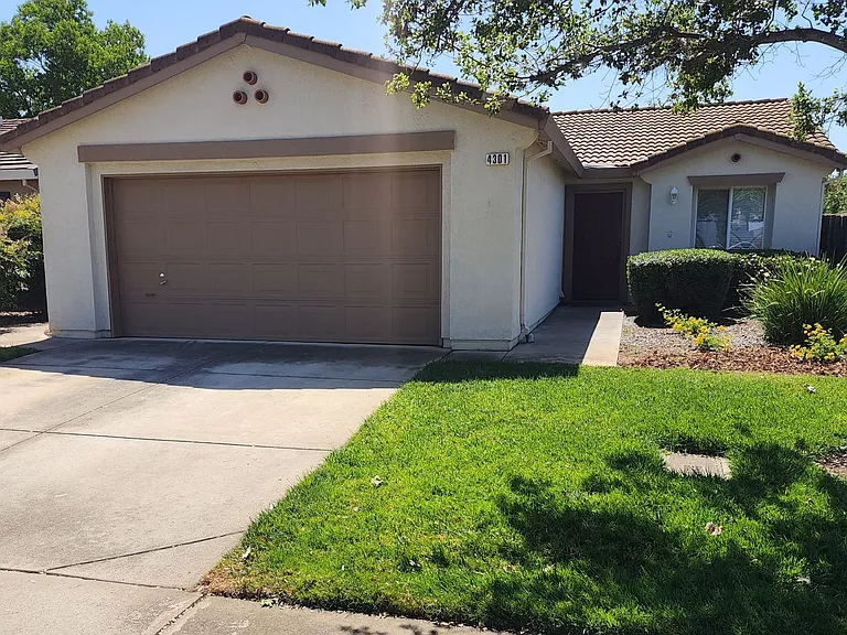 4301 Aubergine Way — Photo 2