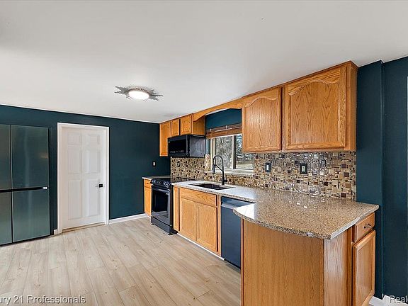 2nd image of 3185 Shimmons Rd