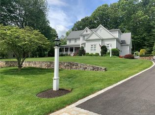 92 Meadow Rd W, Trumbull, CT 06611