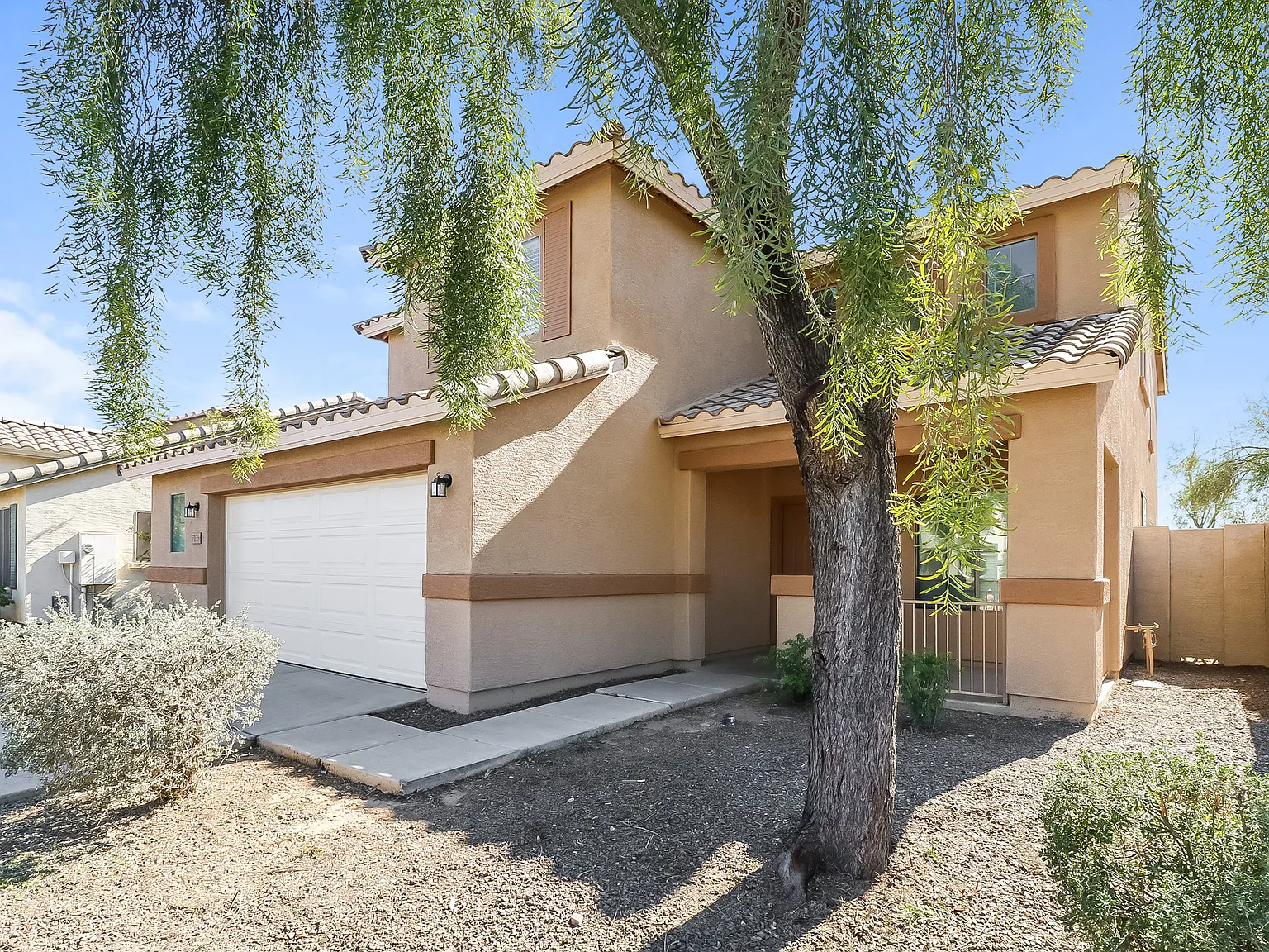 5 bed, 2.5 bath, 2369 sqft, $2,499 — Photo 2