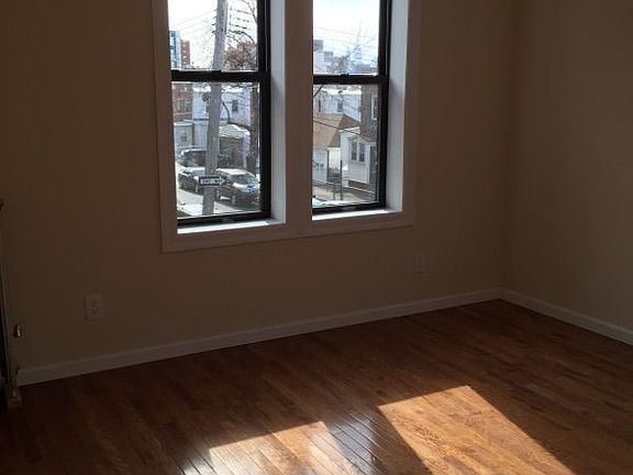 4th image of 2303 28th Ave APT 2A