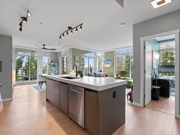 135 W 2nd St #308, North Vancouver, BC V7M 0C5