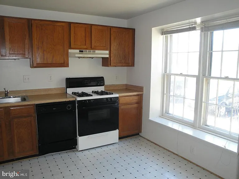 8029 Edinburgh Dr — Photo 2