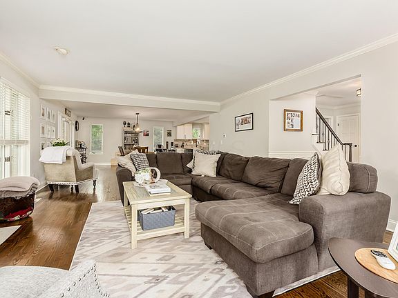 4th image of 8672 Dunsinane Dr